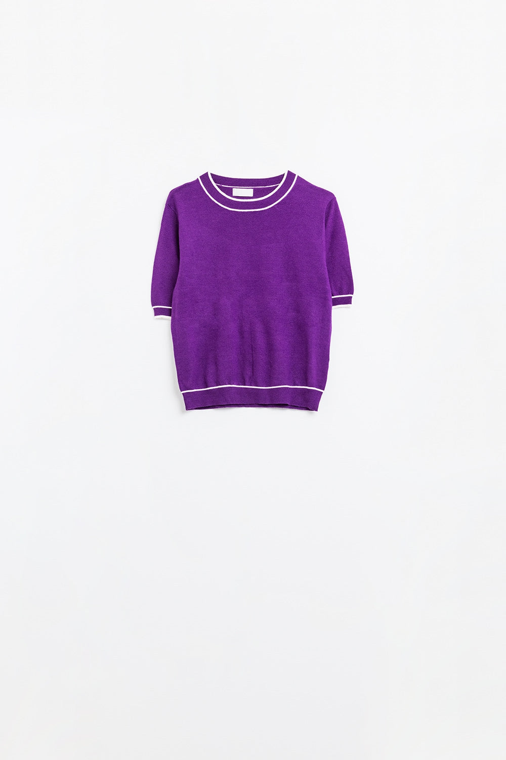 Q2 Jersey morado de manga corta con detalle de líneas blancas