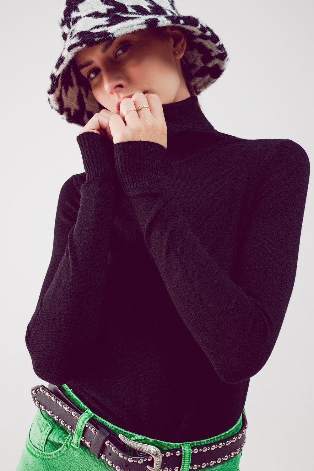 Jersey negro con cuello alto Q2