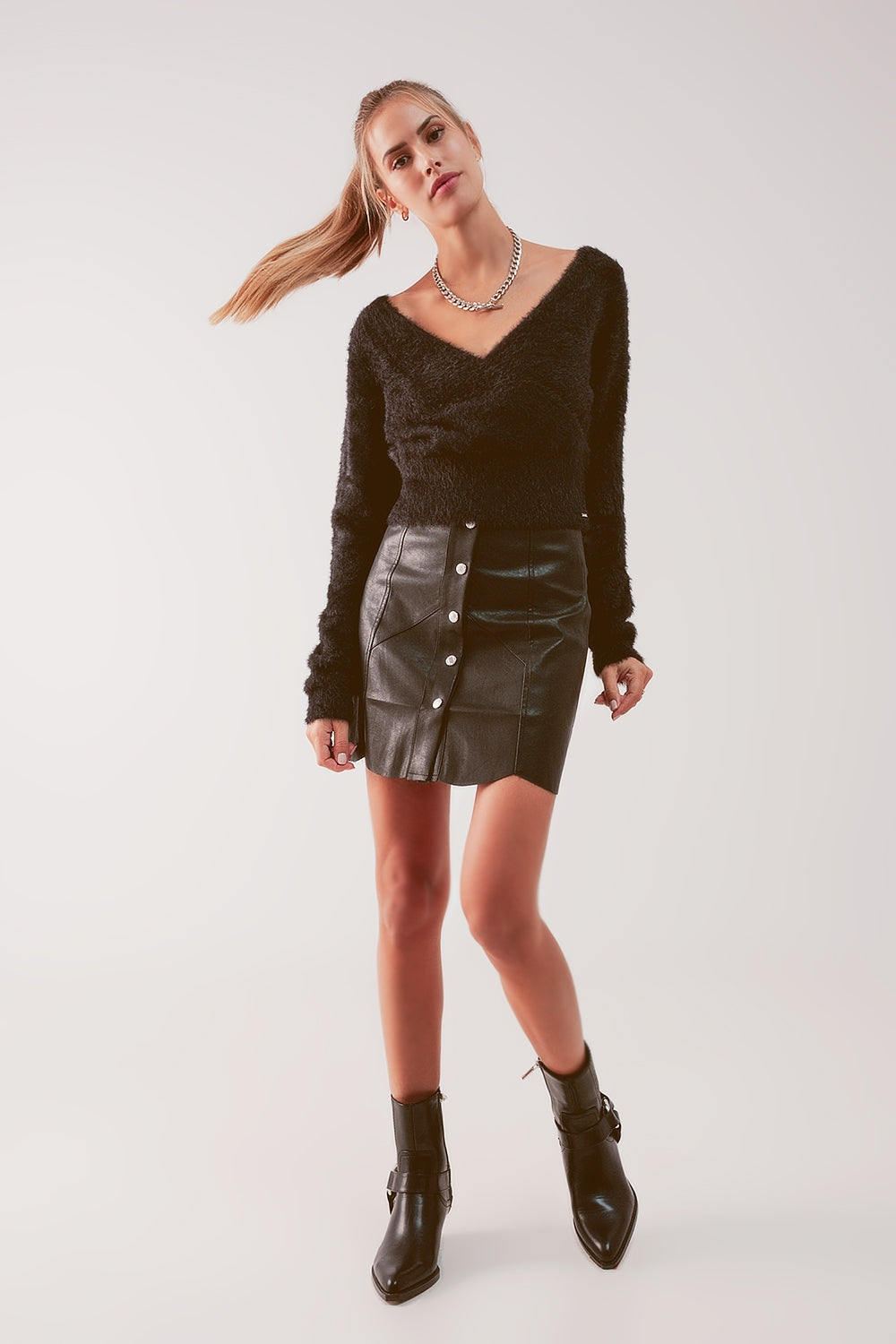 Jersey negro cuello pico de punto mullido Q2