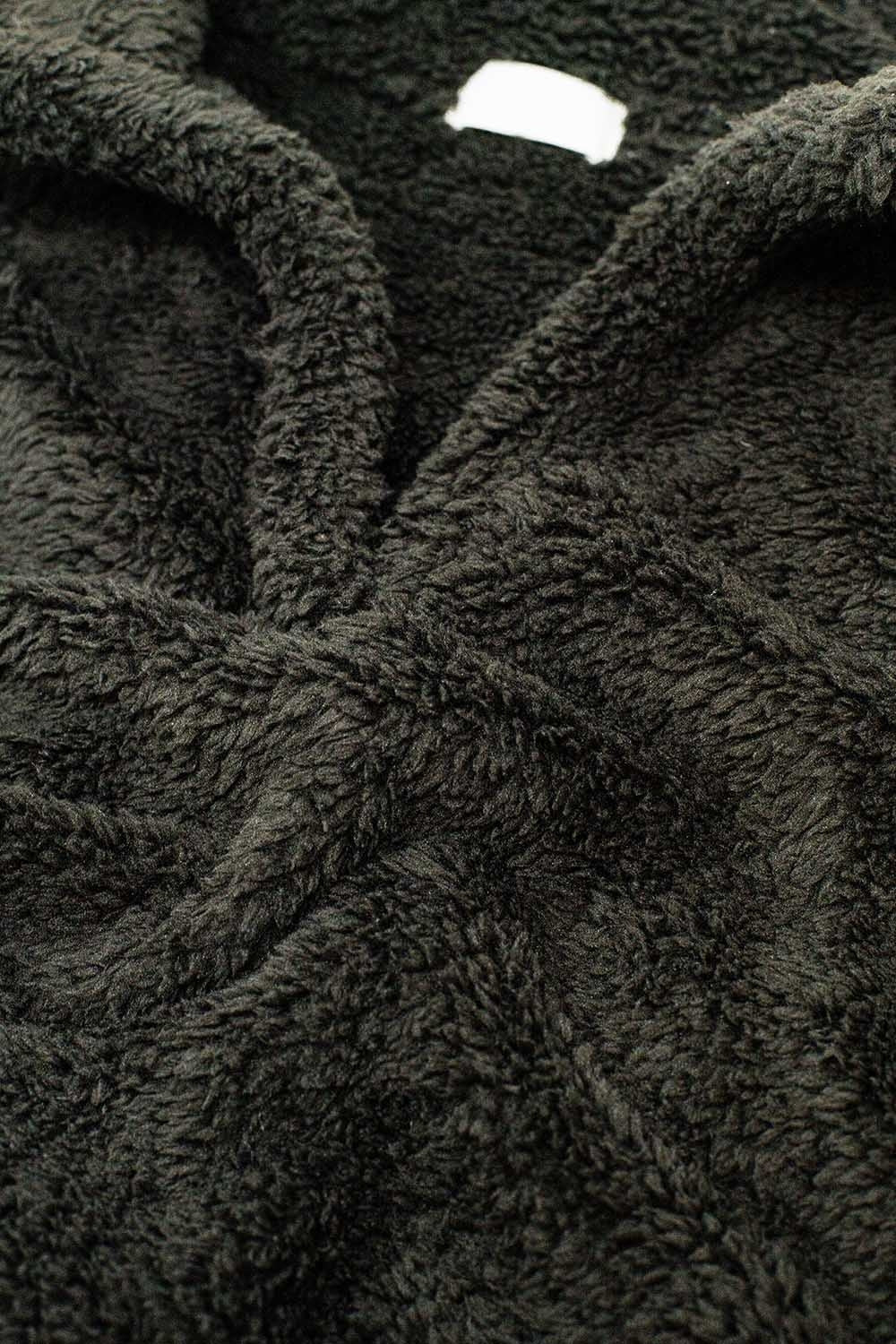 Jersey negro de cuello de pico Q2