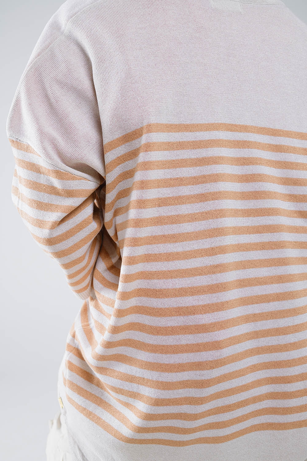 Jersey oversize beige con rayas marrones y cuello de pico Q2