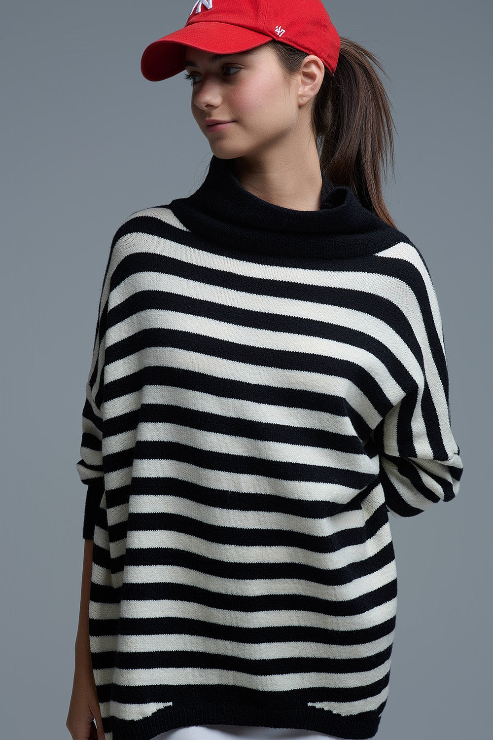 Q2 Jersey oversize de cuello alto con alas de murciélago y rayas en blanco y negro