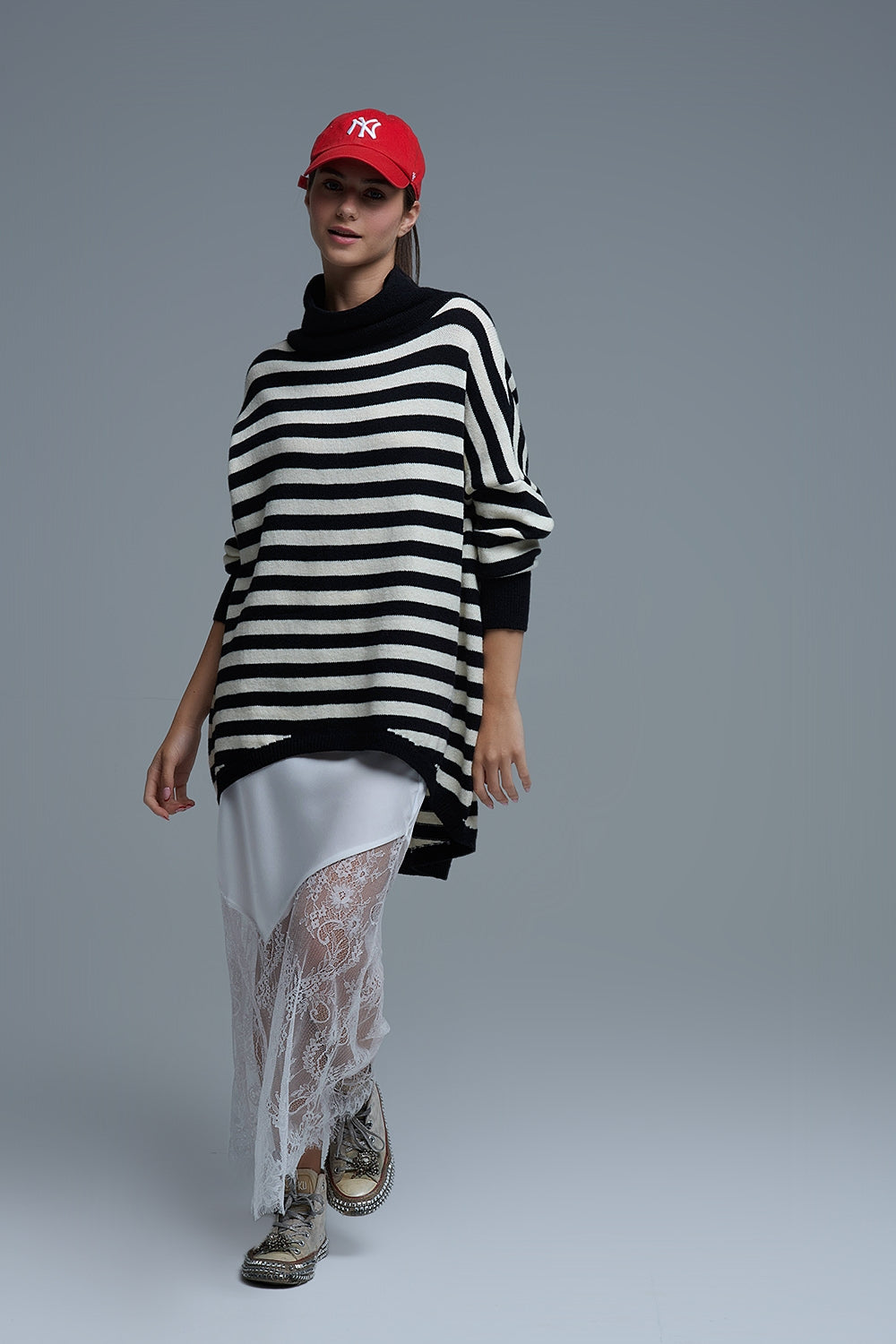 Jersey oversize de cuello alto con alas de murciélago y rayas en blanco y negro Q2