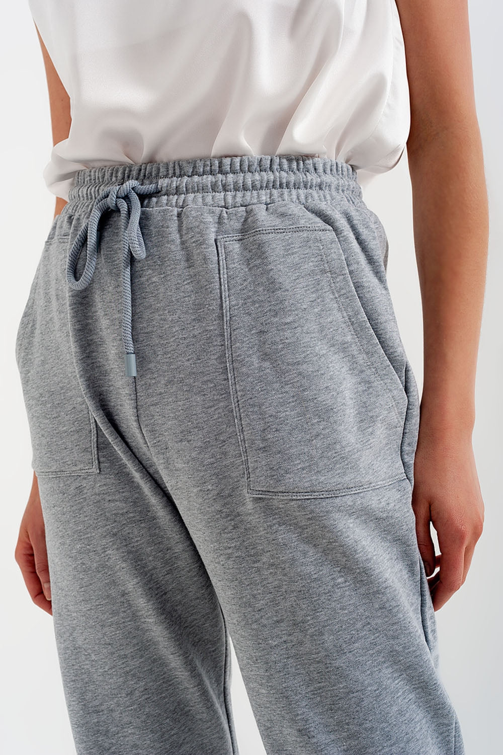 Joggers con cintura elástica en gris Q2