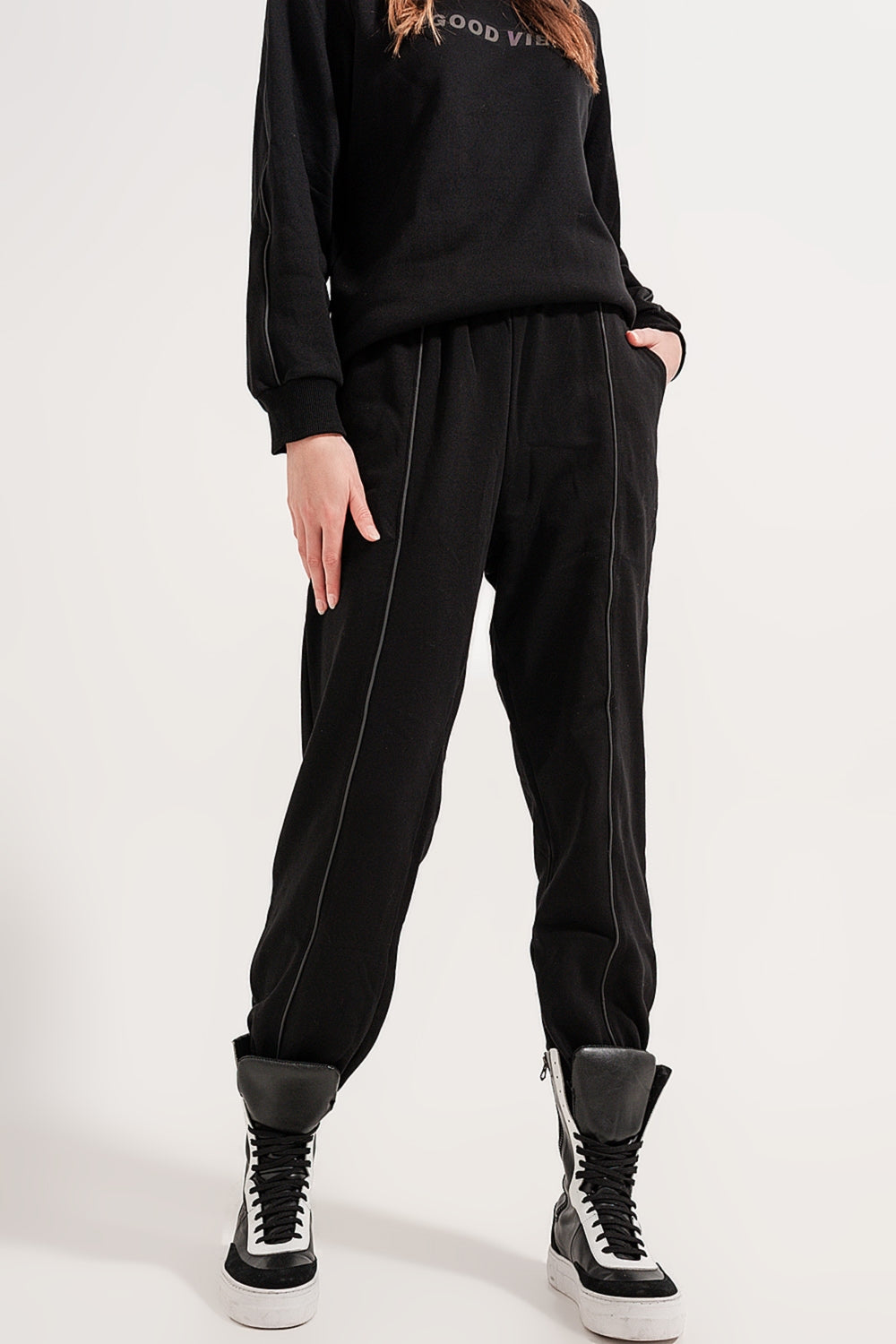 Joggers negros con cordón ajustable en la cintura y costura delantera Q2
