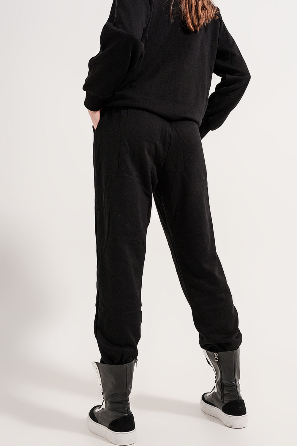 Joggers negros con cordón ajustable en la cintura y costura delantera Q2