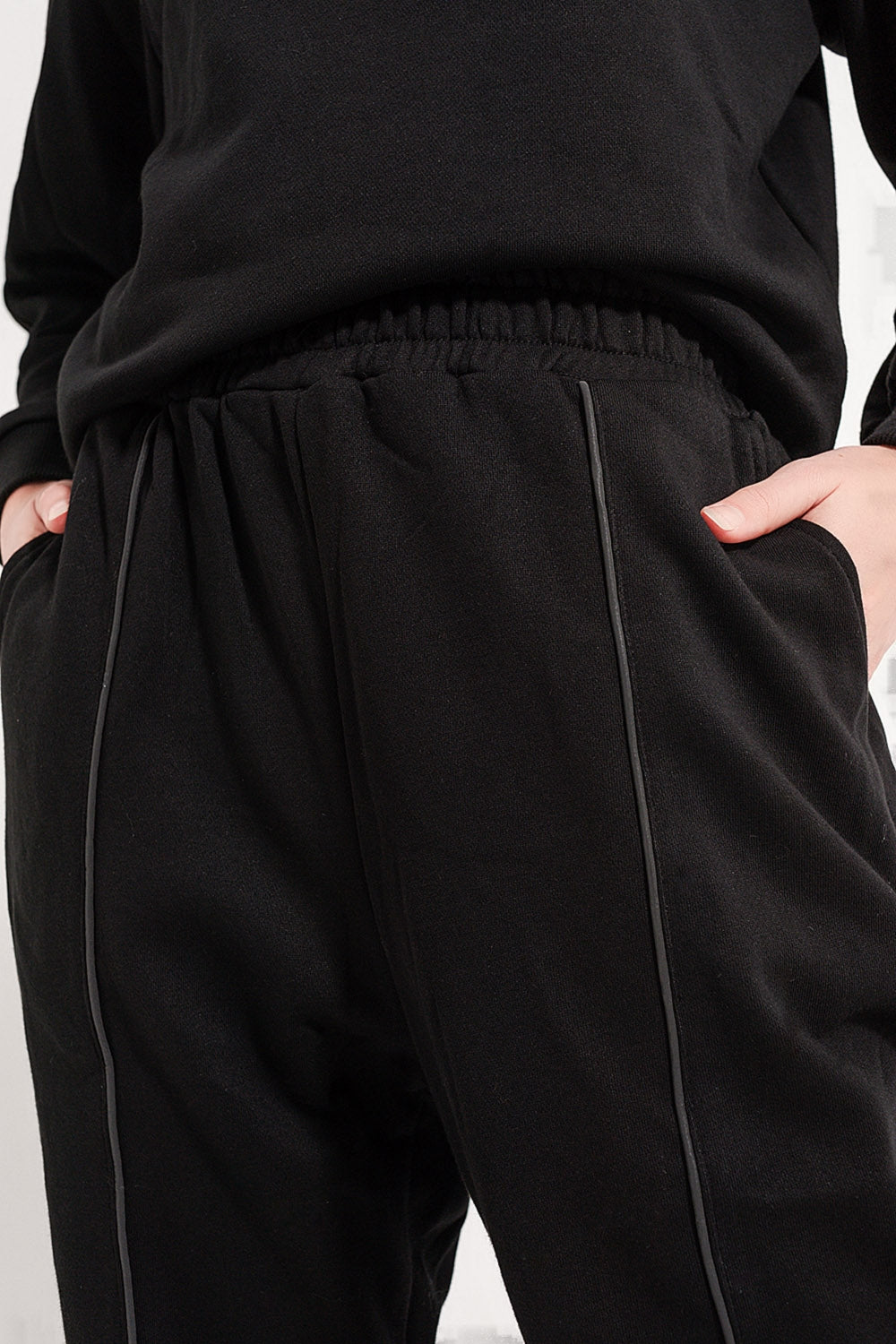 Joggers negros con cordón ajustable en la cintura y costura delantera Q2