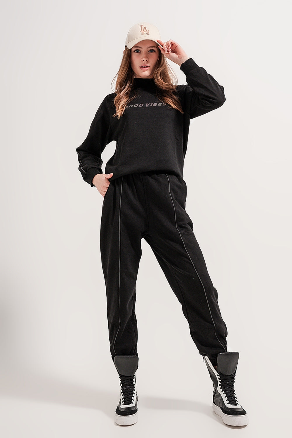 Joggers negros con cordón ajustable en la cintura y costura delantera Q2