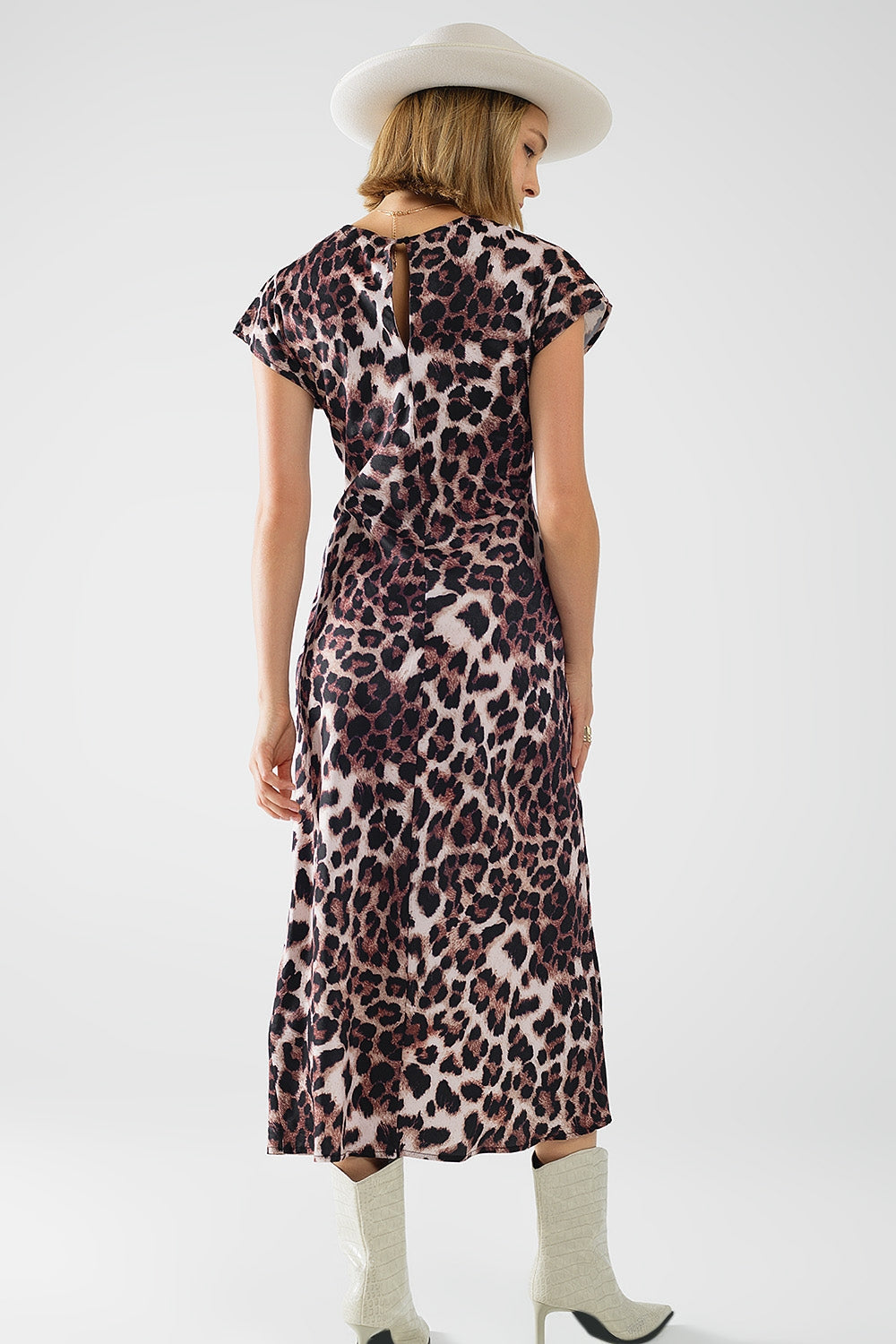 Maxi vestido con estampado de leopardo y detalle de nudo en la cintura Q2