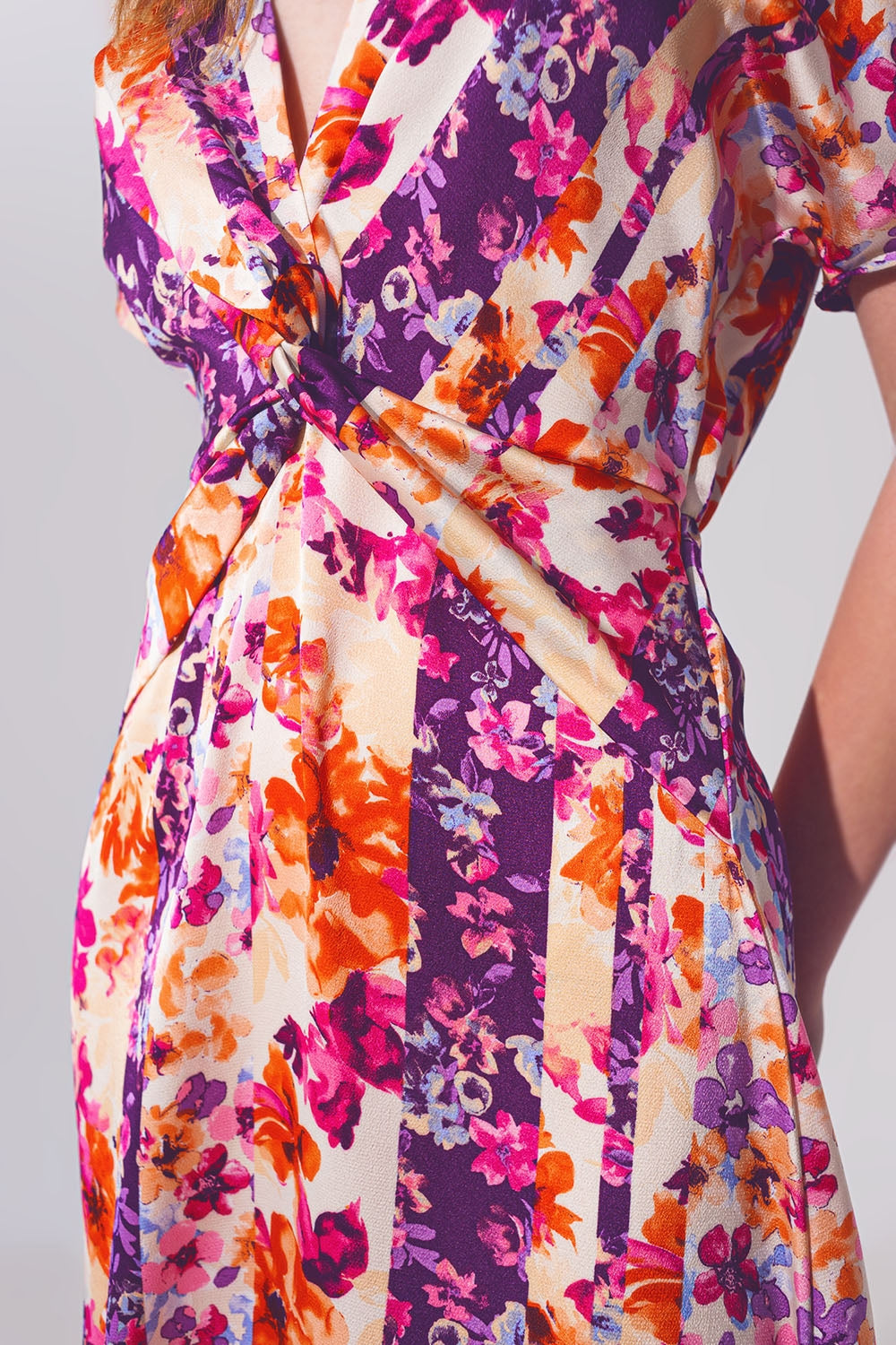 Maxivestido anudado con estampado de flores en multicolor Q2