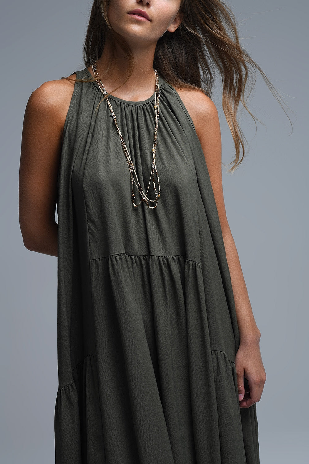 Maxi vestido caqui con cuello halter y detalles de costuras Q2