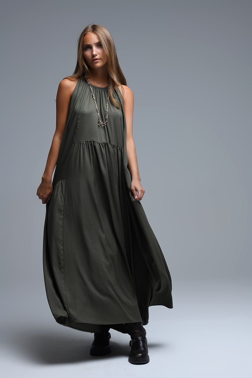 Maxi vestido caqui con cuello halter y detalles de costuras Q2