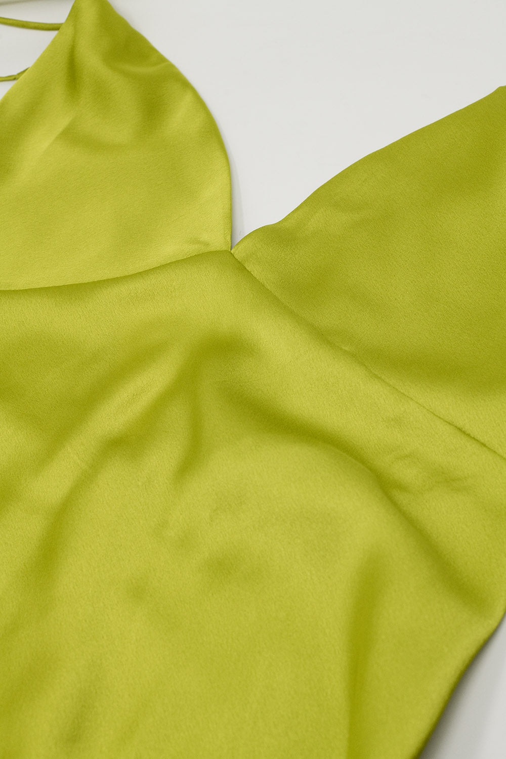 Maxivestido de satén con tirantes en verde lima Q2