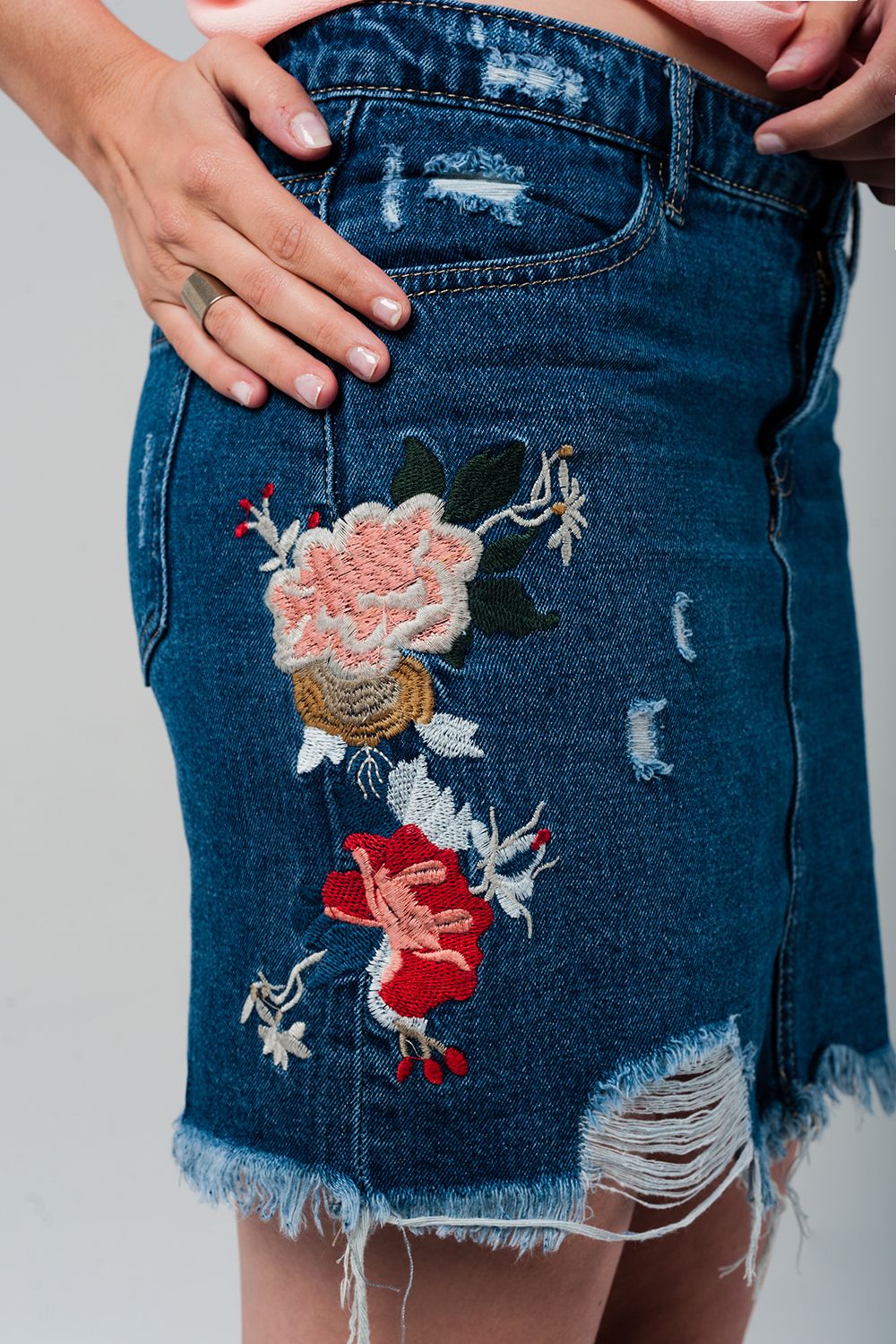 Mini falda vaquera con flores bordadas Q2