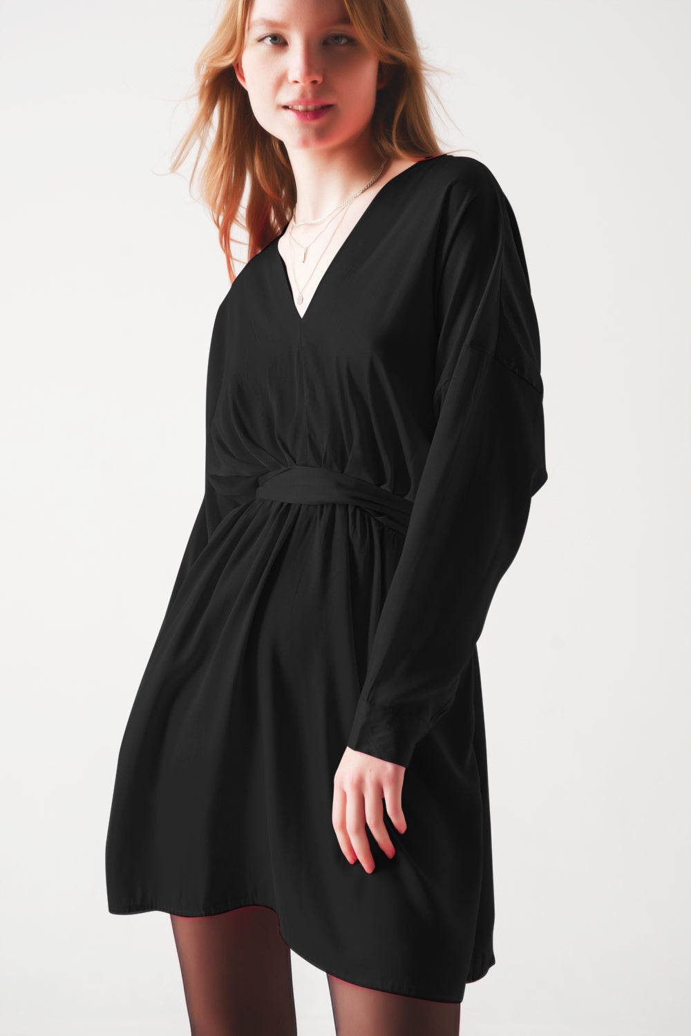 Mini vestido de satén negro Q2