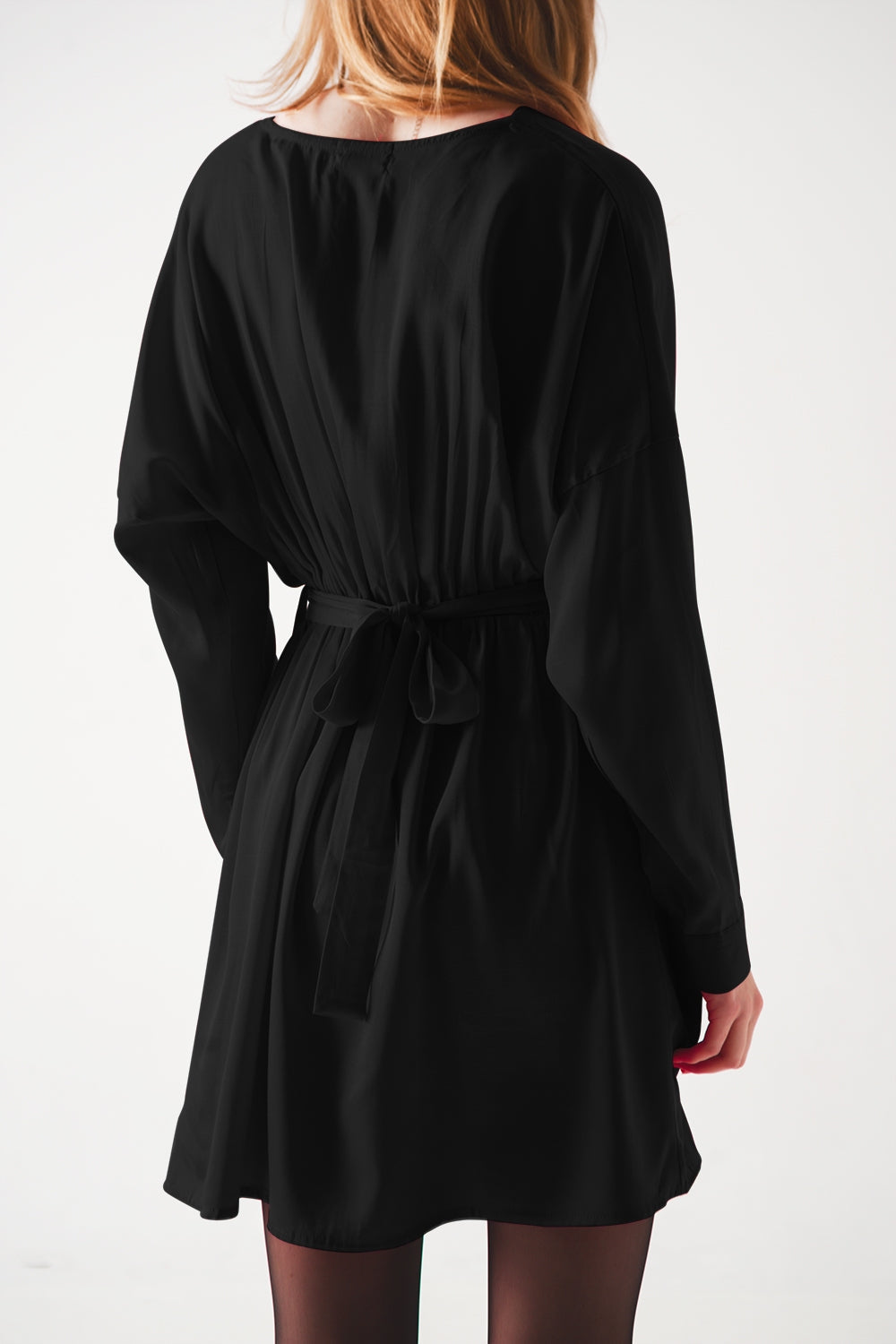 Mini vestido de satén negro Q2