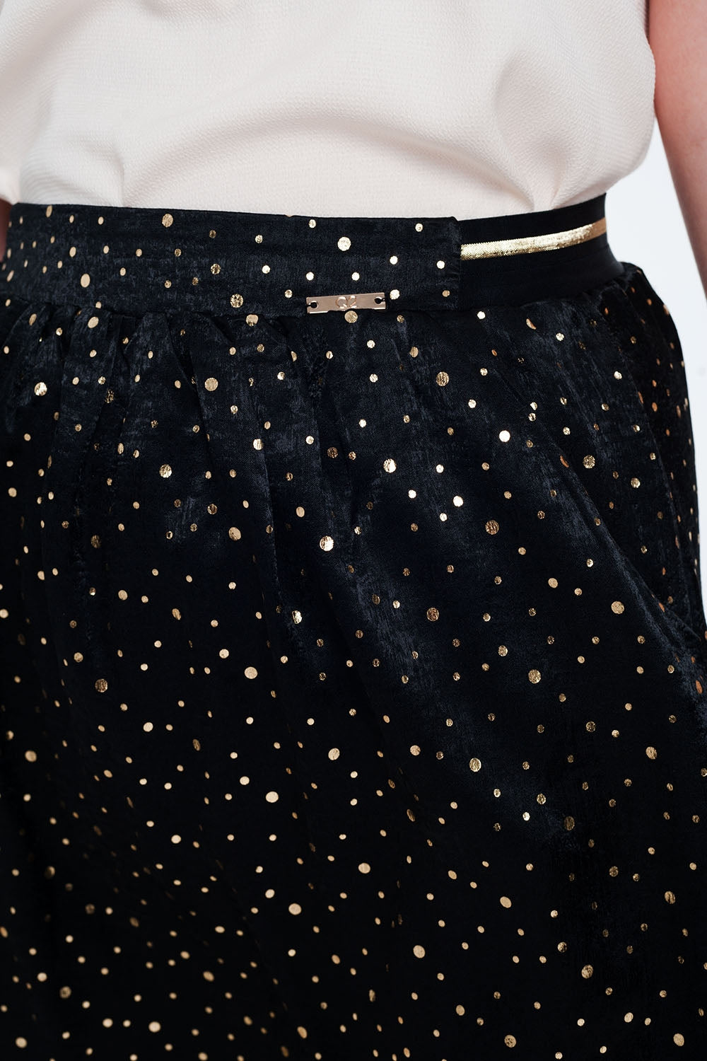 Minifalda negra con pliegues y estampado de lunares Q2
