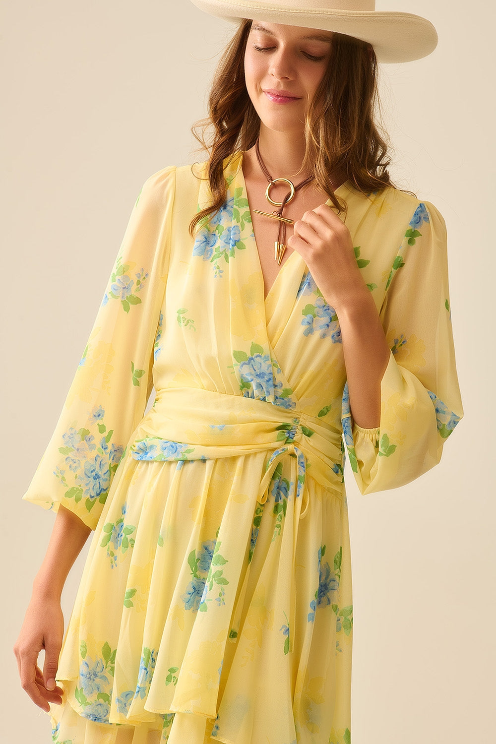 Minivestido primaveral amarillo mantequilla con diseño fruncido Q2