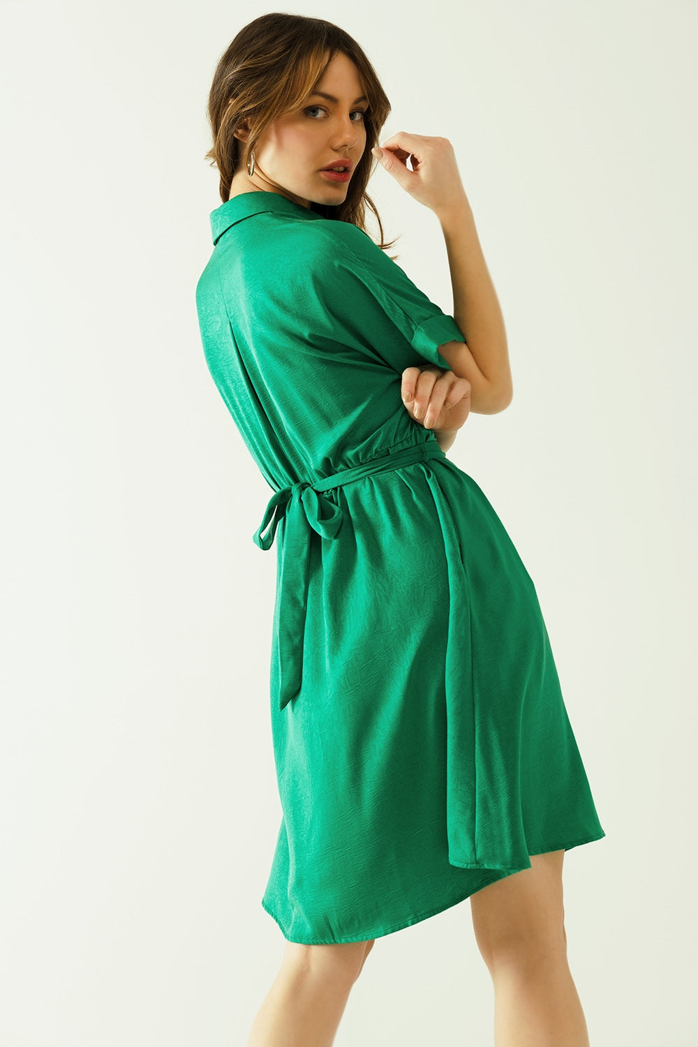 Minivestido relajado con cinturón y botones en la parte delantera en color verde Q2