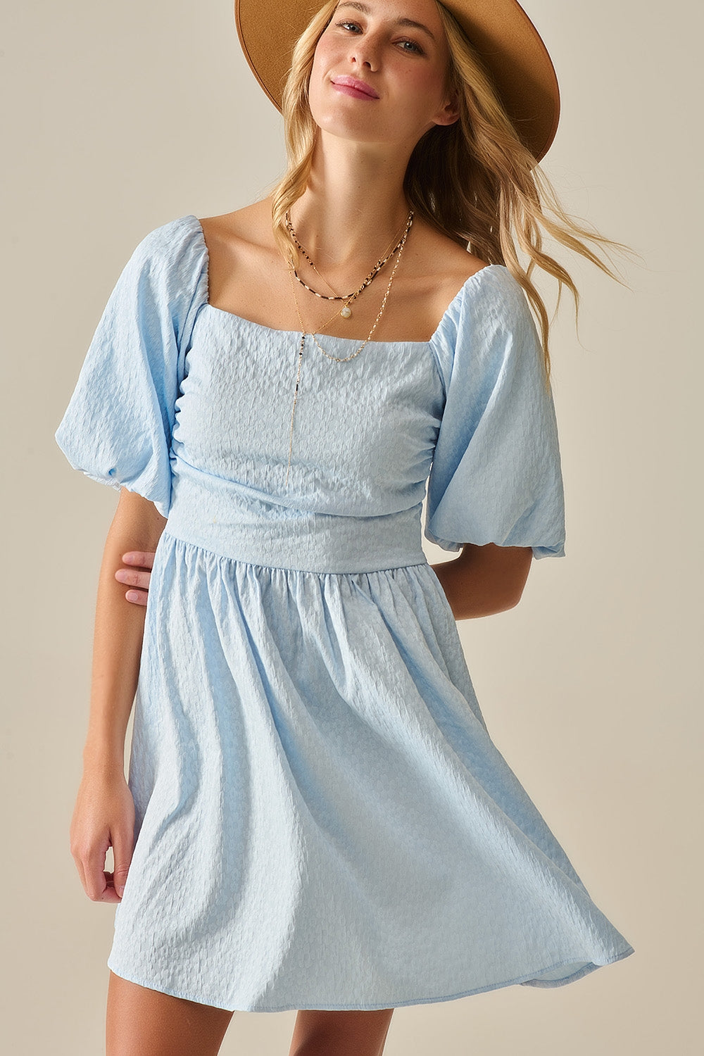 Minivestido texturizado de manga abullonada en azul claro Q2