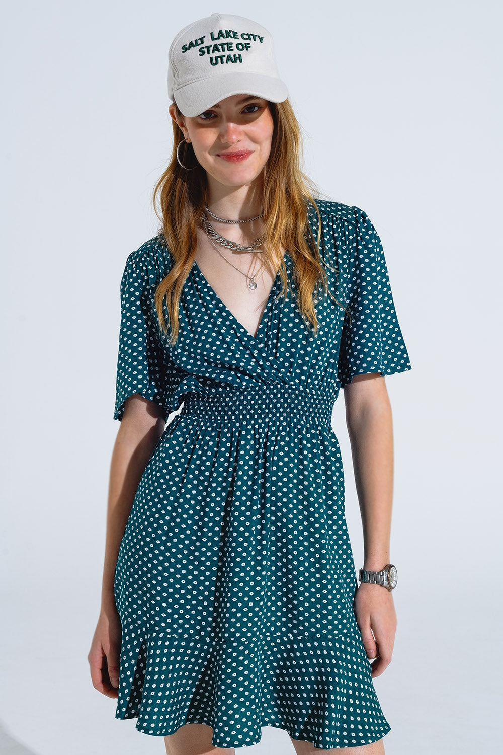 Minivestido verde con cintura ceñida y estampado floral Q2