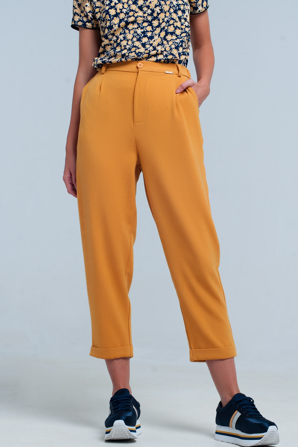 Pantalon alto mostaza de talle alto con cinturón Q2