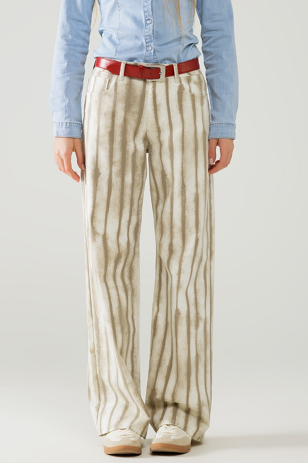 Pantalón beige de rayas elásticas y pernera ancha Q2