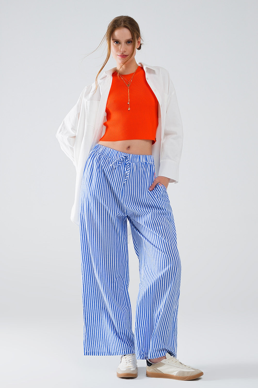 Pantalón de rayas azules con cintura elástica y bolsillos Q2