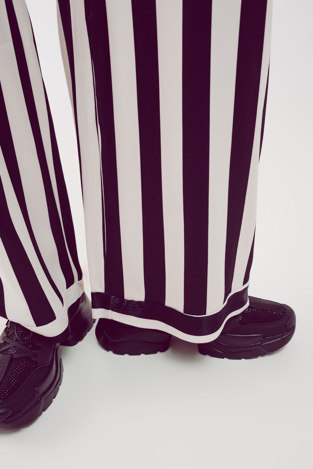 pantalón de saten de pernera ancha con rayas blancas y negras Q2