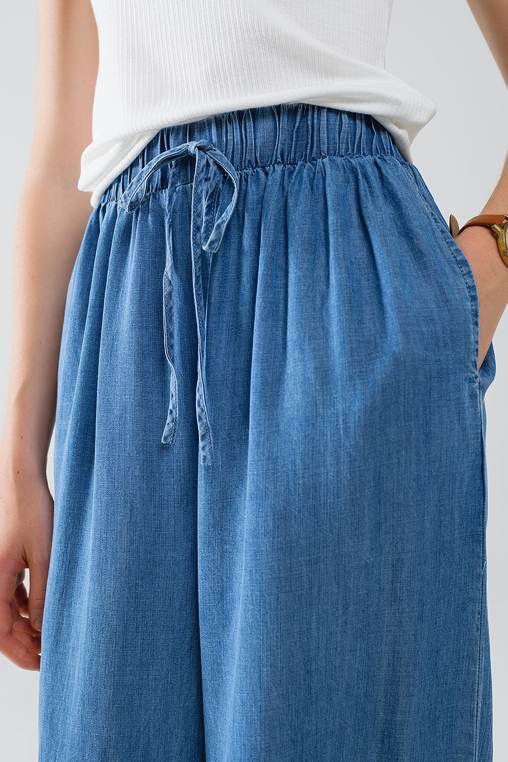 Pantalón de tencel fluido de pata ancha estilo vaquero azul Q2