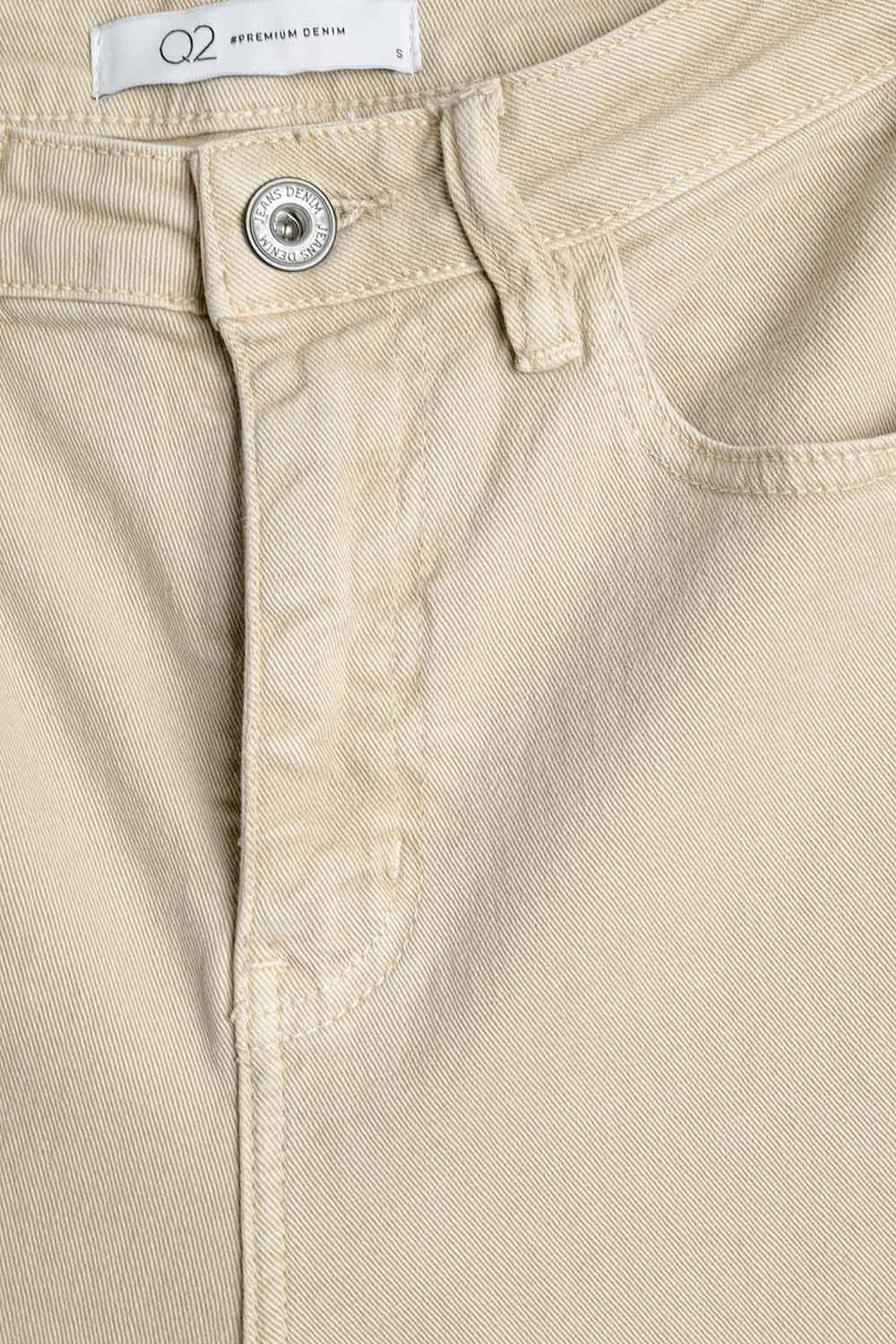 Pantalón en beige recto con bajo tobillero Q2