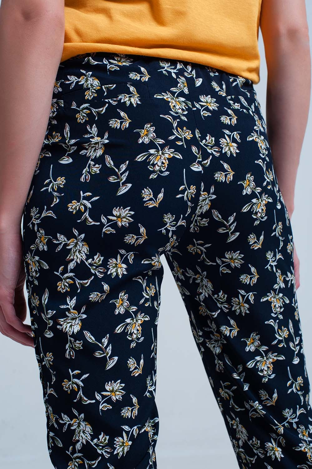 Pantalon estampado flores con cinturon Q2