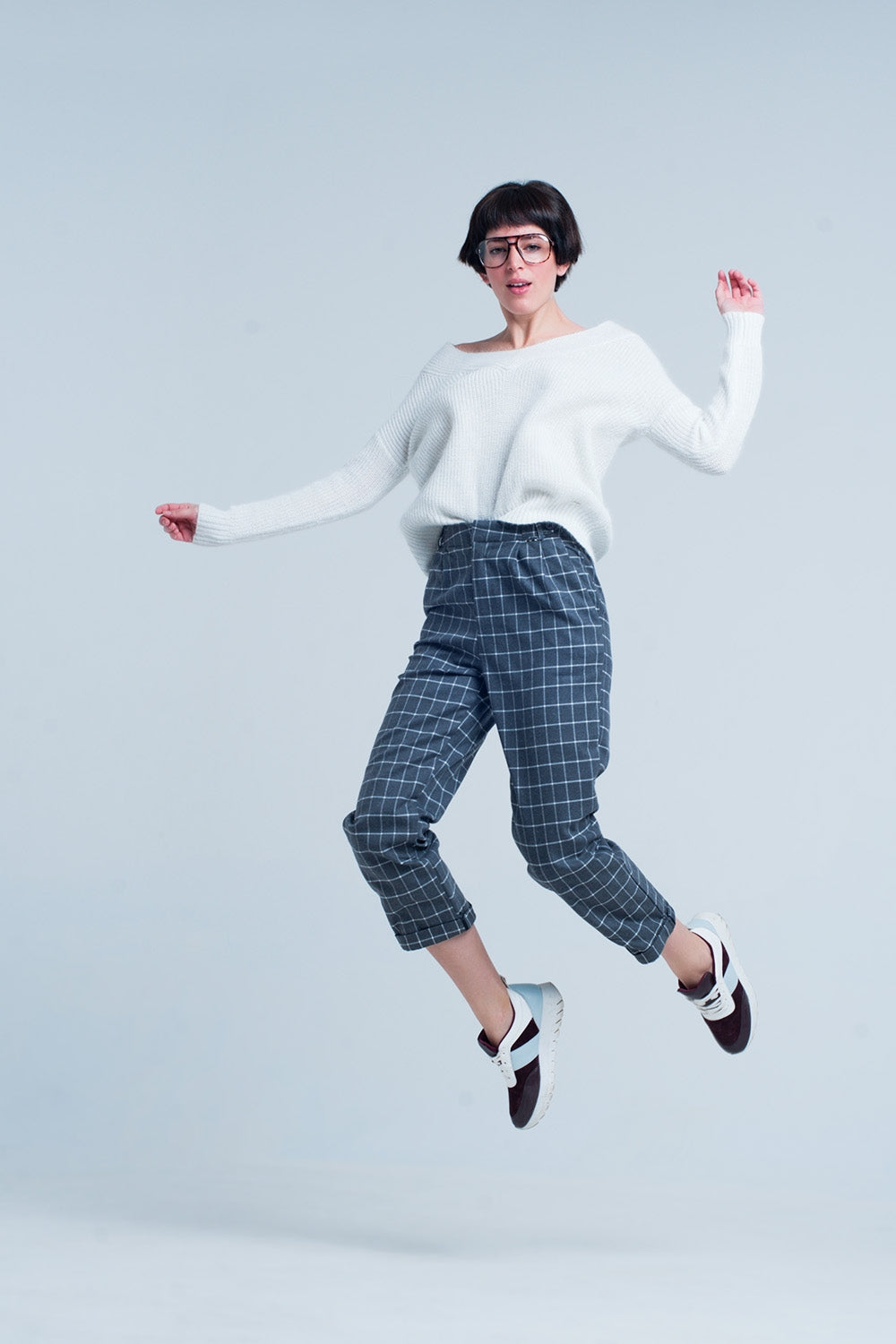 Q2 Pantalon gris en estampado de cuadros en blanco