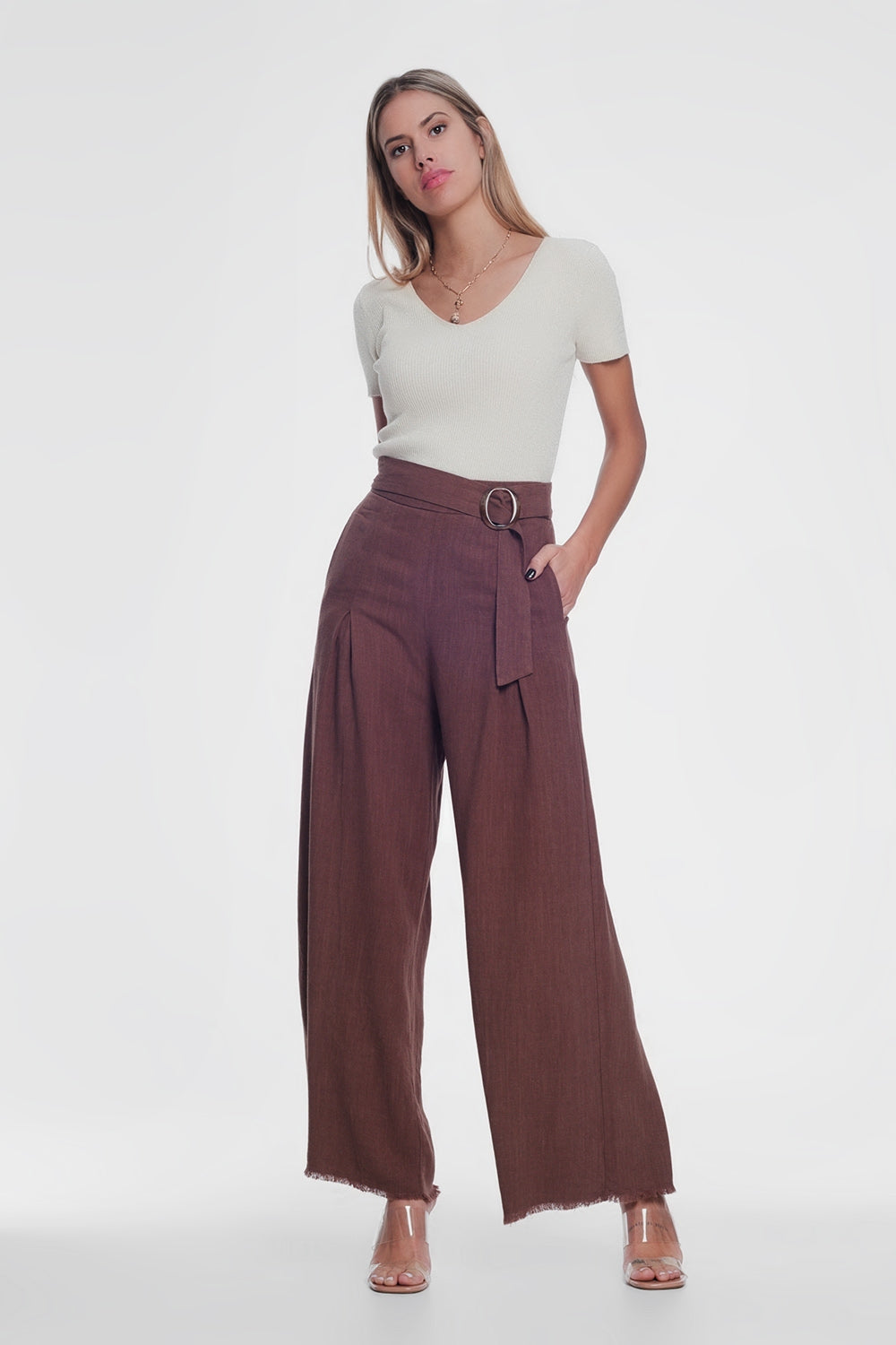 Pantalón marron de pernera ancha y talle alto con cinturón Q2
