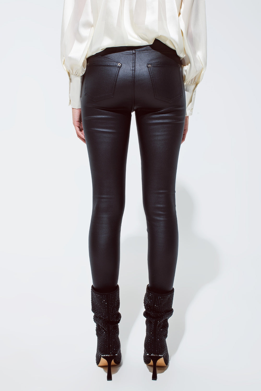 Pantalón negro brillante con banda elástica Q2