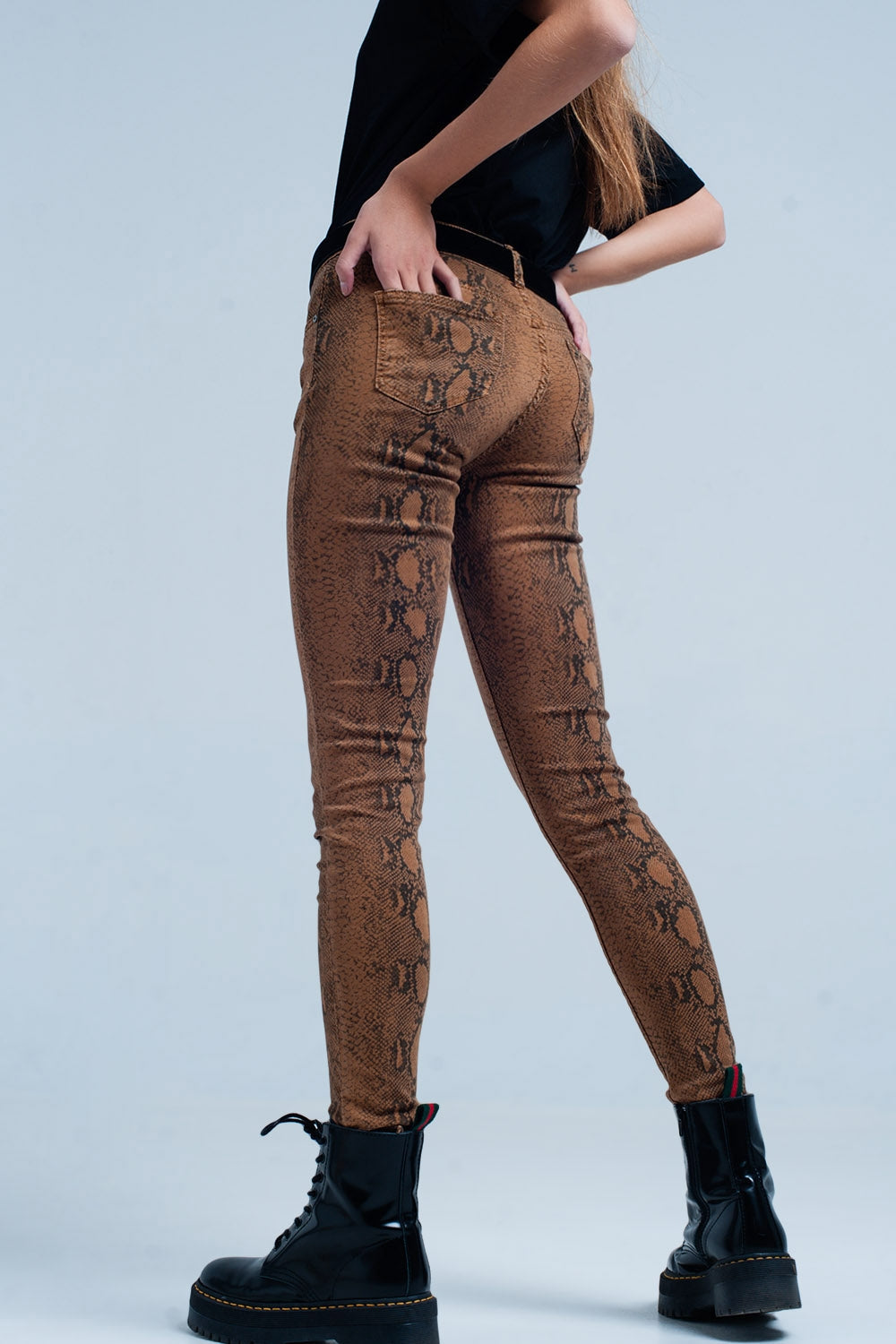 Pantalon pitillo naranja con estampado de serpiente Q2