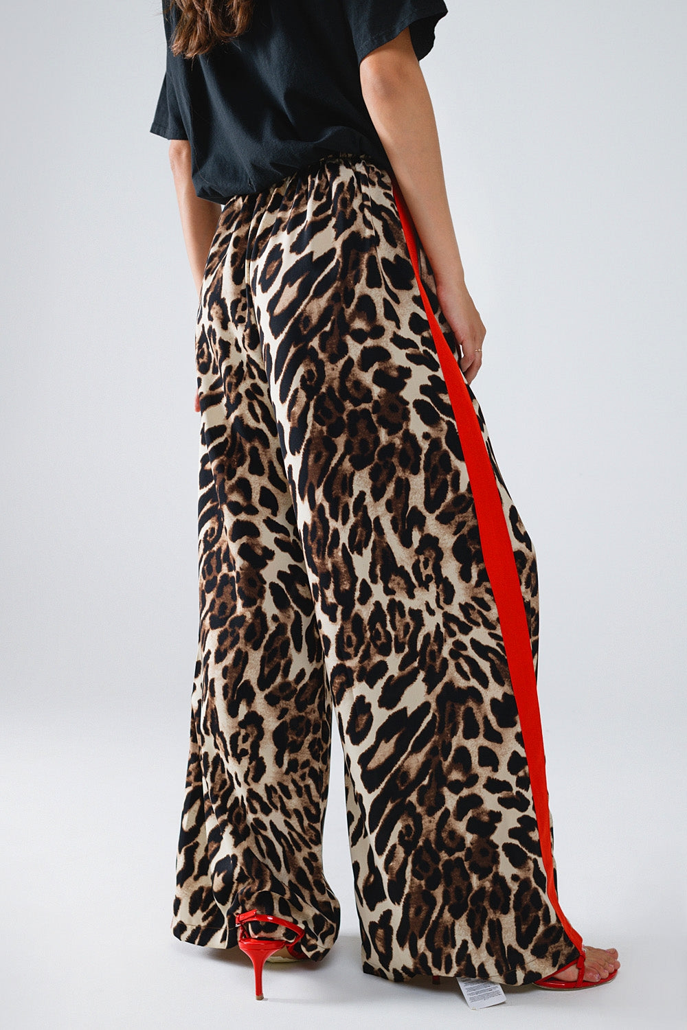 Pantalón recto de leopardo con rayas rojas laterales Q2