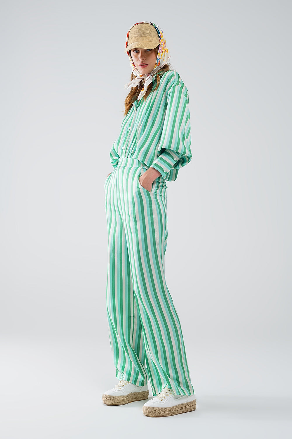 Pantalón recto de rayas verticales en verde de raso Q2