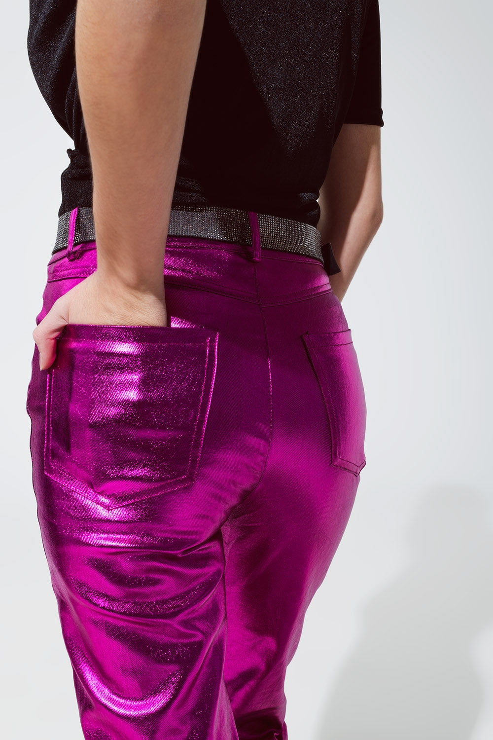 Pantalón recto metalizado en fucsia Q2