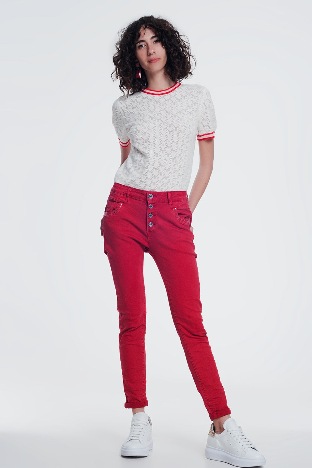 Pantalon rojo boyfriend con detalles en bolsillo de lentejuelas Q2