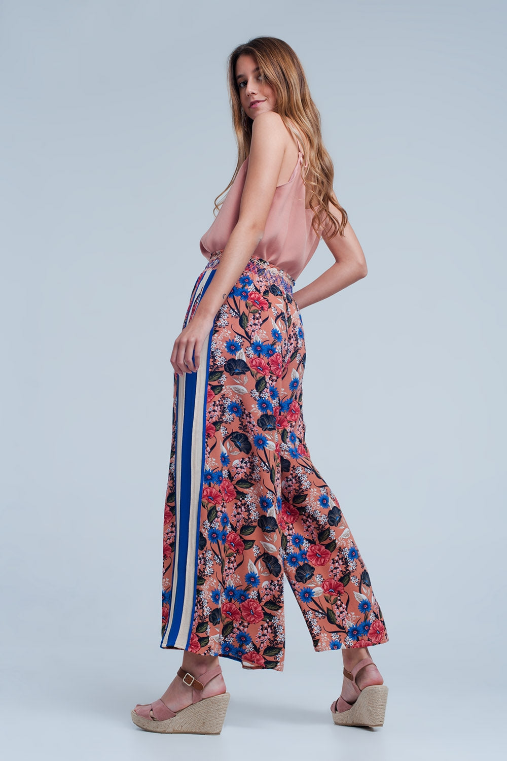 Pantalon rosa con flores y raya lateral Q2