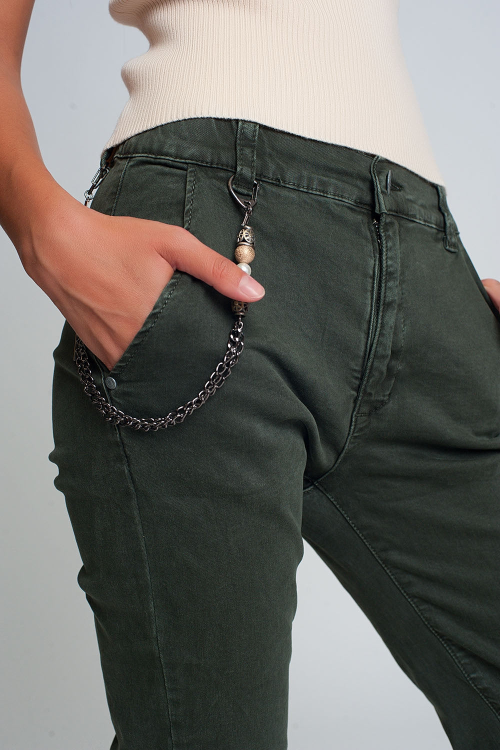 Pantalón utilitario con puños y cadena en caqui Q2