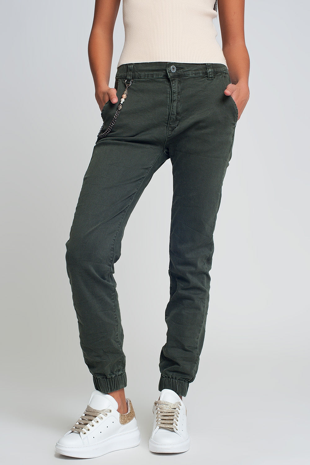 Q2 Pantalón utilitario con puños y cadena en caqui