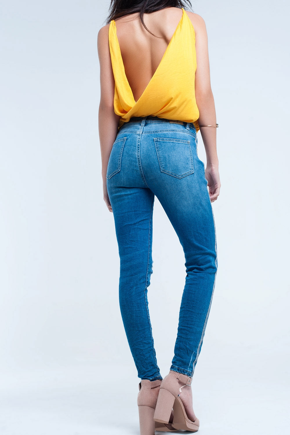 Pantalon vaquero ajustado con rasgaduras y linea de brillos Q2