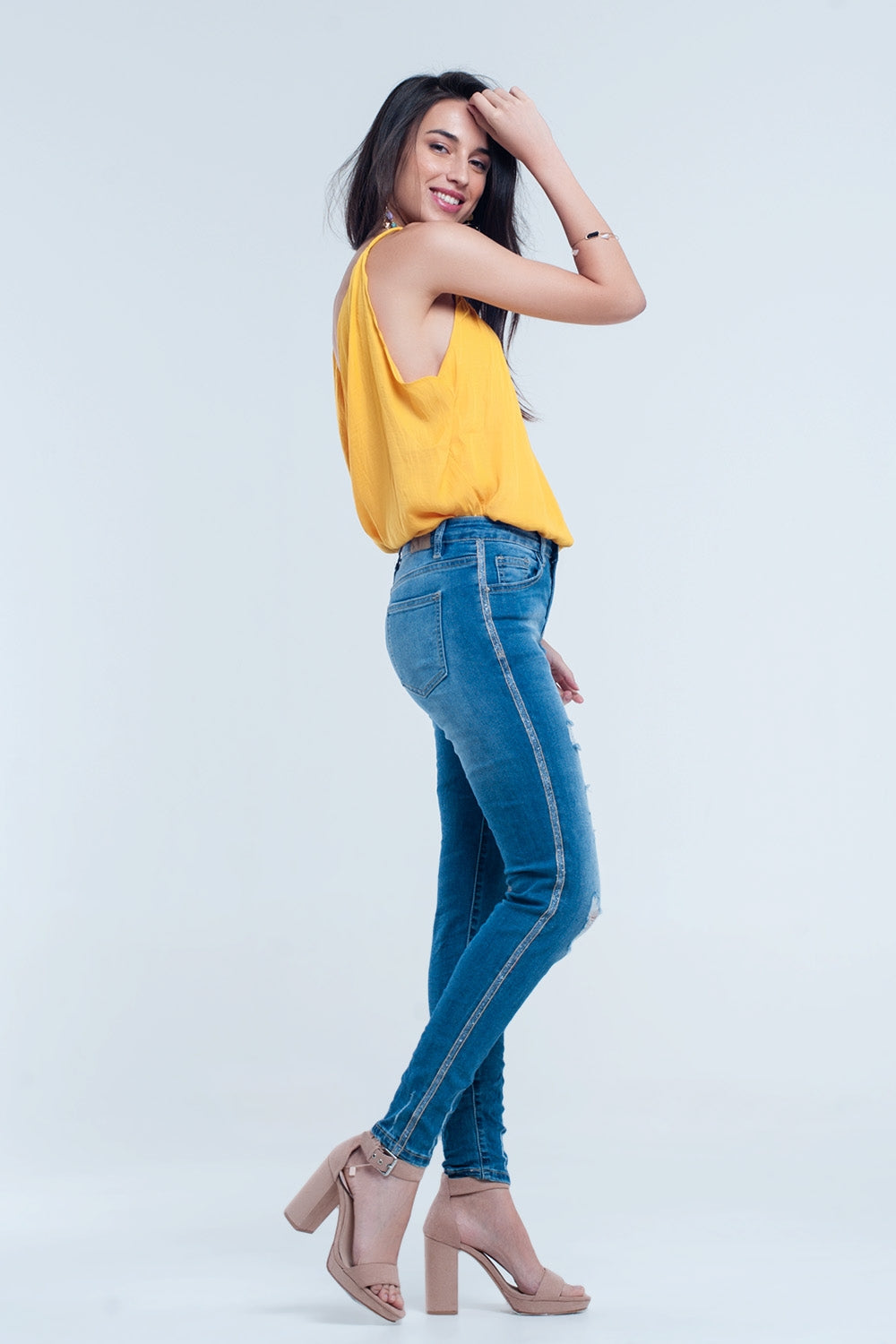 Pantalon vaquero ajustado con rasgaduras y linea de brillos Q2