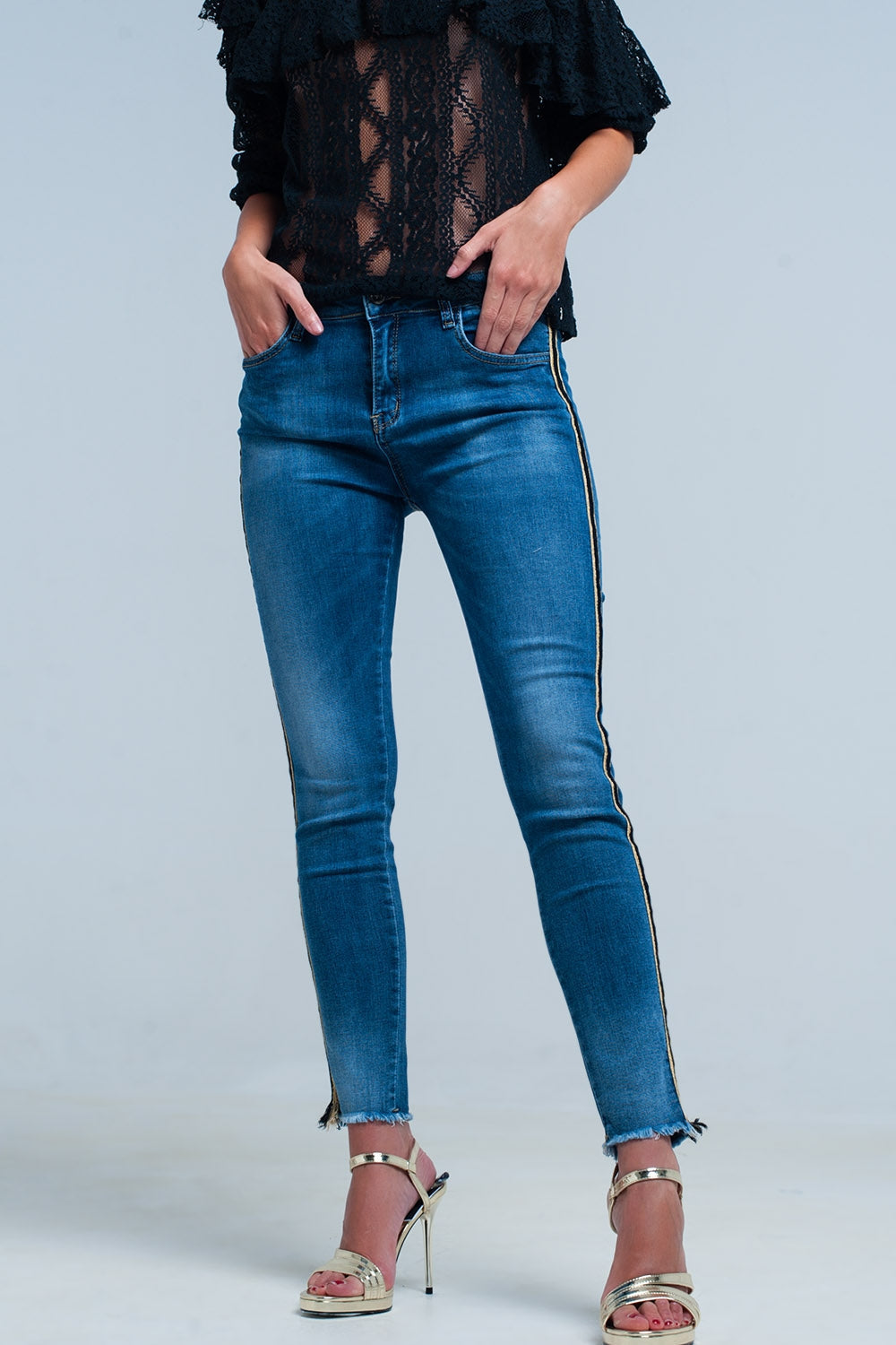 Pantalon vaquero azul con banda lateral dorada y negra Q2