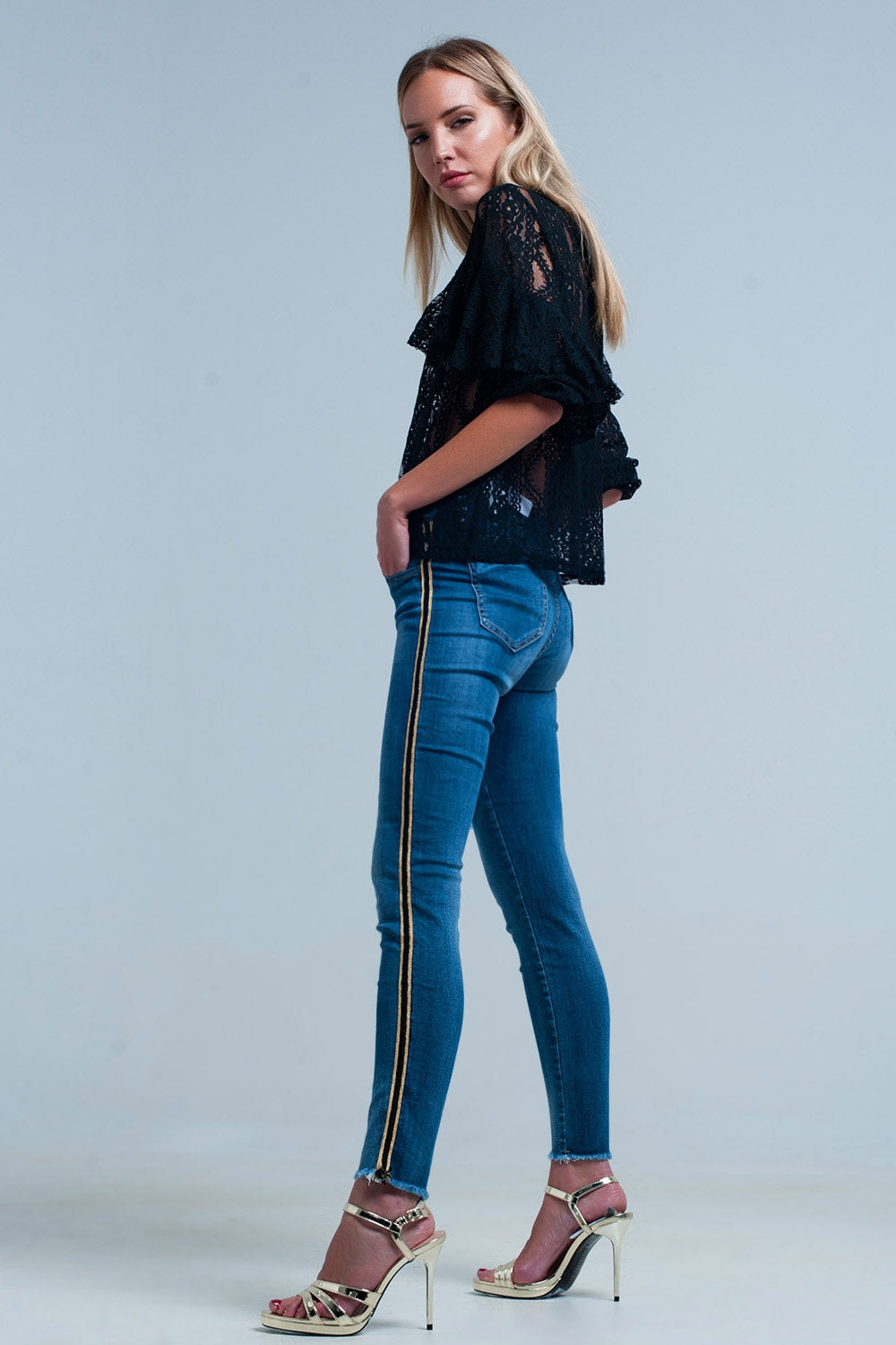 Pantalon vaquero azul con banda lateral dorada y negra Q2
