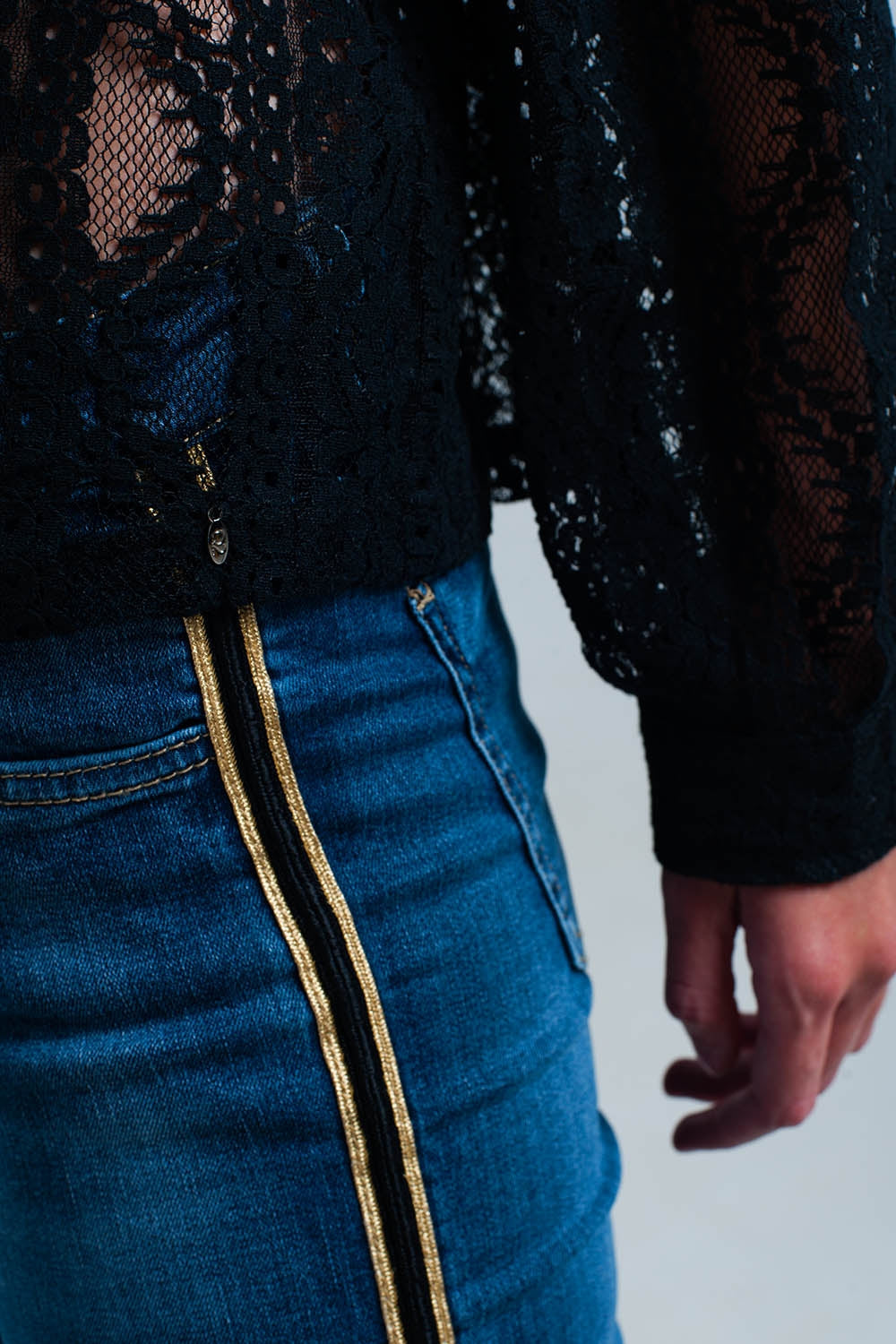 Pantalon vaquero azul con banda lateral dorada y negra Q2