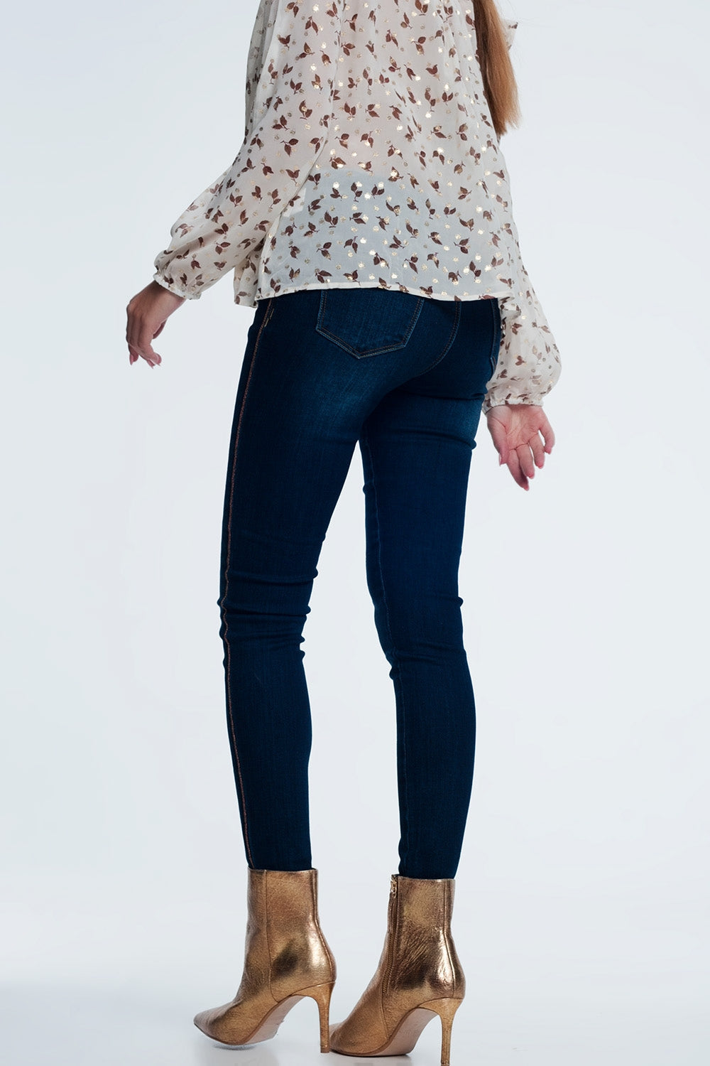 Pantalon vaquero con detalle de raya lateral dorada Q2