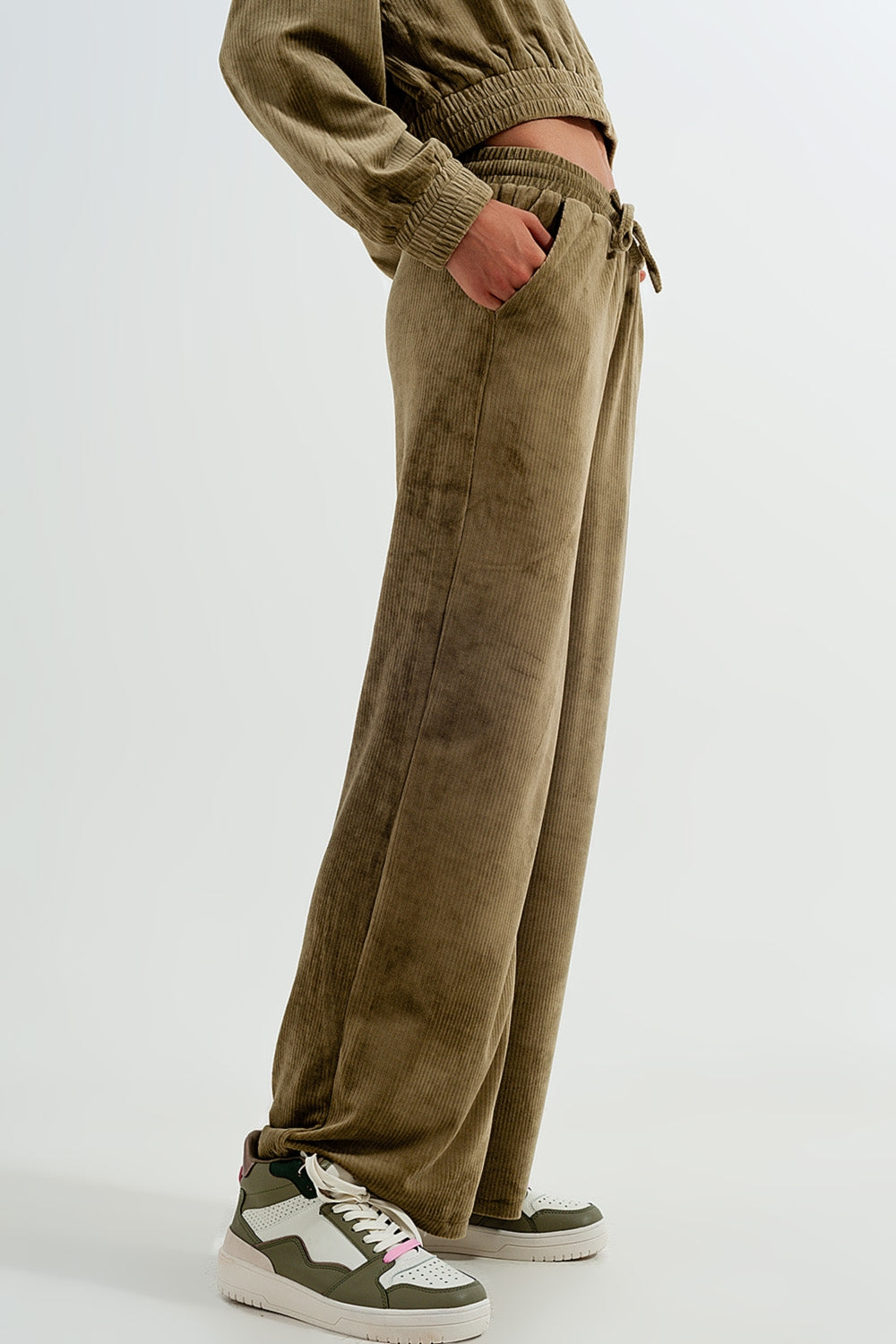 Pantalon verde con cordón ajustable de pana Q2